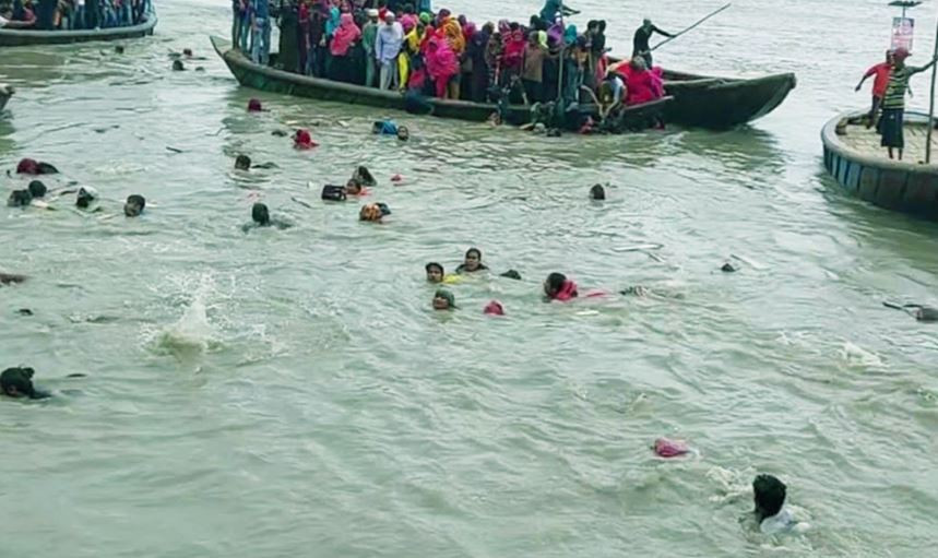 তীব্র স্রোতে ৬০ জন যাত্রী নিয়ে নৌকাডুবি