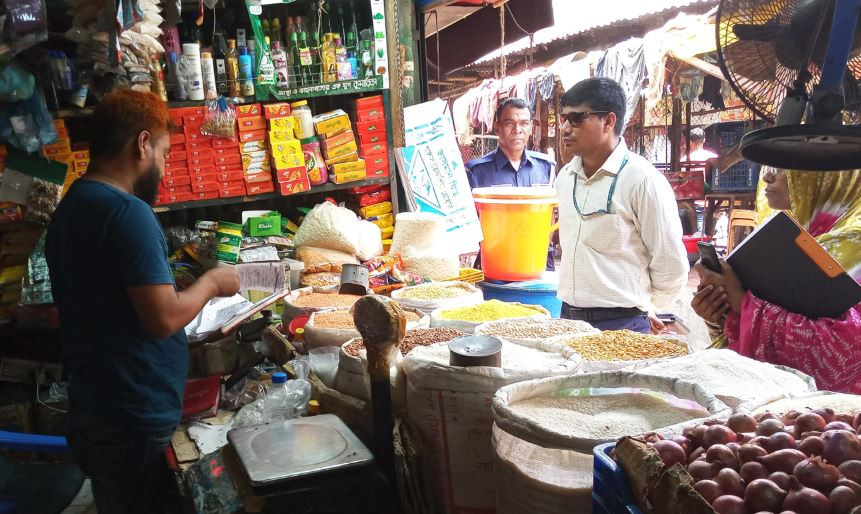 কুমিল্লা নগরীর বাদশা মিয়া বাজারে অভিযান, ২০ হাজার টাকা জরিমানা