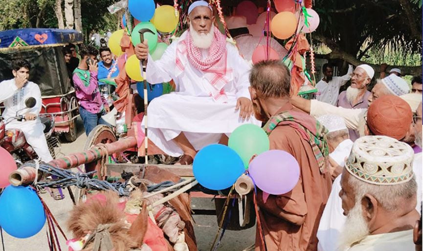 ঘোড়ার গাড়িতে চড়িয়ে ইমামকে রাজকীয় বিদায় জানালো গ্রামবাসী