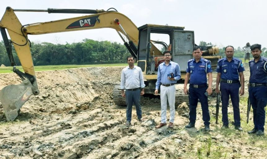 ফসলি জমিতে মাটি কাটায় ভেকু বিকল করে দিয়েছে ভ্রাম্যমান আদালত