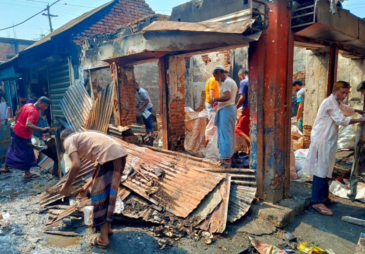 কচুয়ায় ভয়াবহ অগ্নিকান্ডে পুড়ল ৮ দোকান