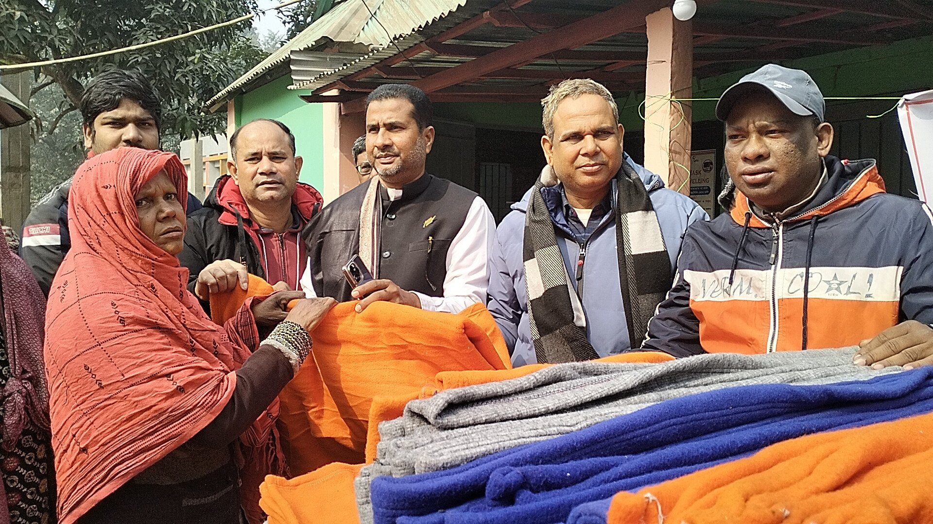 কুড়িগ্রাম প্রেসক্লাবের উদ্যোগে দেশবন্ধু গ্রুপের কম্বল বিতরণ