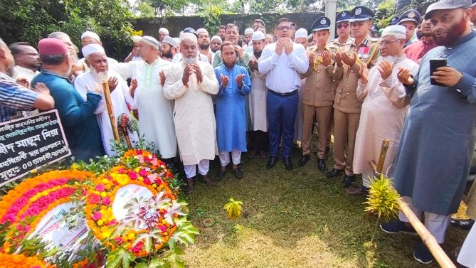 কুমিল্লায় শহীদের কবর জিয়ারত ও পুষ্পস্তবক অর্পণের মাধ্যমে শুরু হয় গণঅভ্যুত্থান দিবসের কর্মসূচি