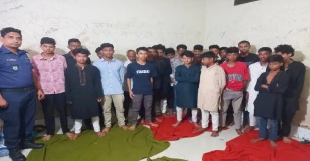 কুমিল্লায় কিশোর গ্যাংয়ের ২৭ সদস্য গ্রেফতার, দেশি অস্ত্র জব্দ