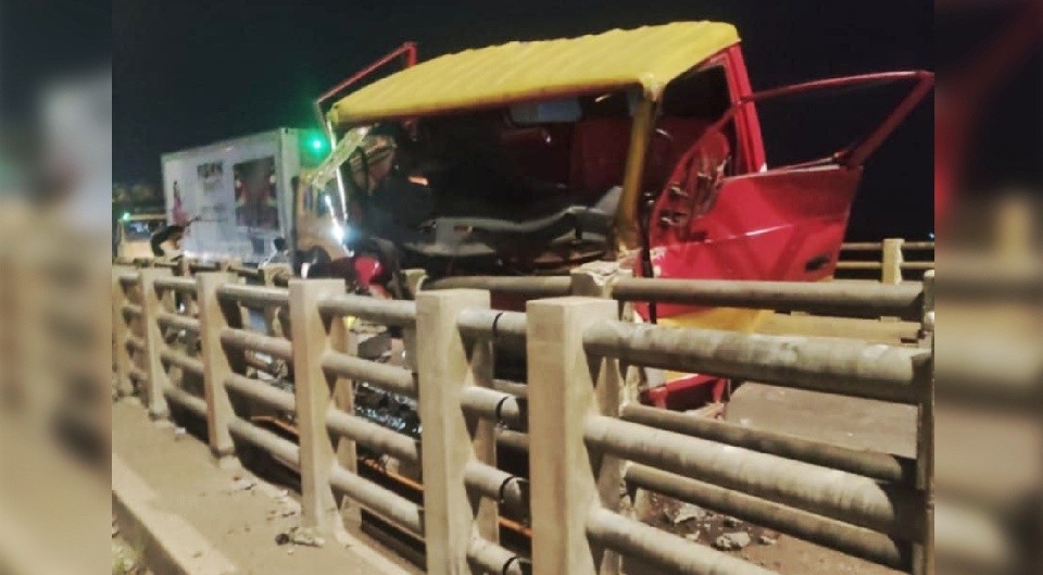 কুমিল্লায় বাঁশ বোঝাই ট্রাক নিয়ন্ত্রণ হারিয়ে সেতুর রেলিংয়ে ধাক্কা, প্রাণ গেল ব্যবসায়ীর