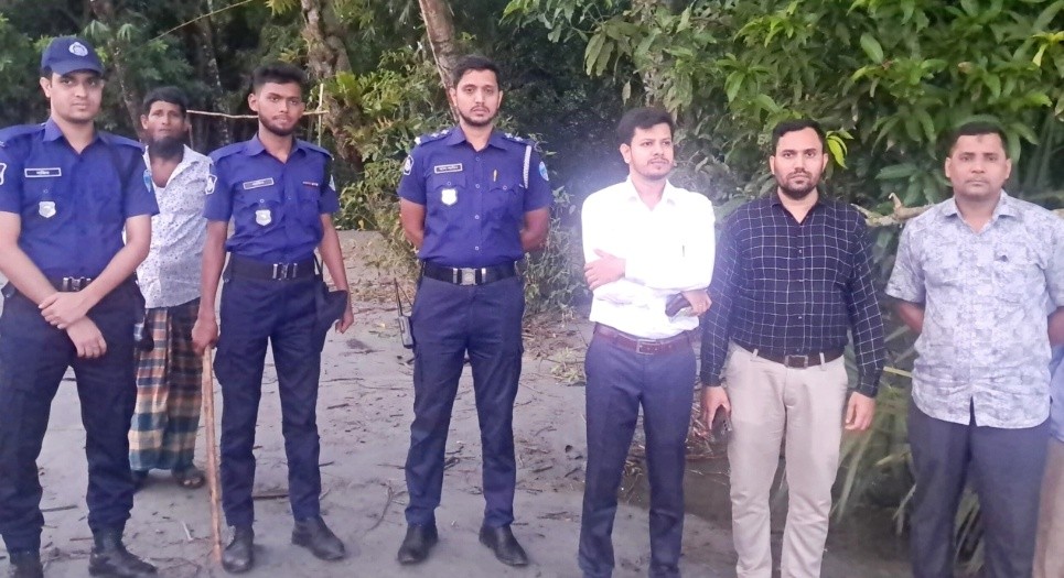 কৃষি জমি থেকে মাটি কাটার অপরাধে মিনি ড্রেজার ভেঙে ধ্বংস