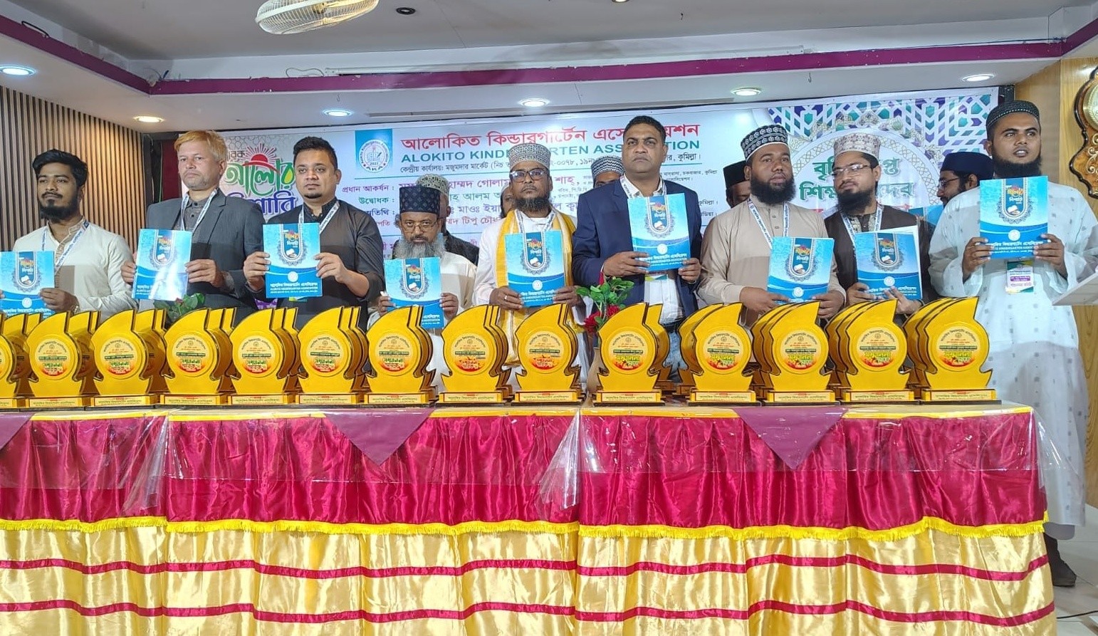 কুমিল্লায় আলোকিত কিন্ডারগার্টেন এসোসিয়েশন বৃত্তি পরিক্ষায় উত্তীর্ণ শিক্ষার্থীদের সংবর্ধনা