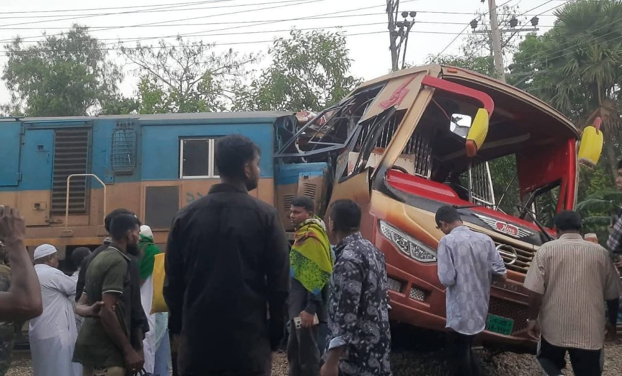 কুমিল্লায় যাত্রীবাহী বাসে ট্রেনের ধাক্কা, নিহত ১২