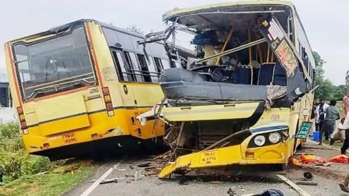 ২ বাসের সংঘর্ষে প্রাণ গেল ১১ জনের