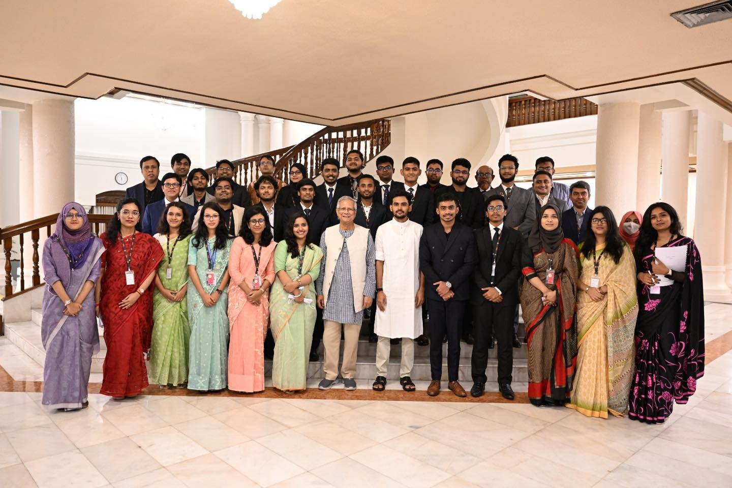 জাতীয় নীতি প্রতিযোগিতায় বিজয়ী শিক্ষার্থীদের সঙ্গে প্রধান উপদেষ্টার শুভেচ্ছা বিনিময়