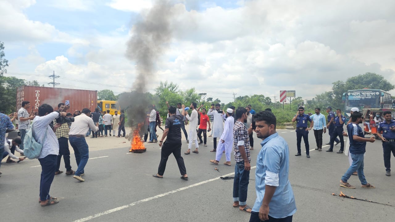 ভিপি নুরের ওপর হামলার প্রতিবাদে কুমিল্লায় ঢাকা-চট্টগ্রাম মহাসড়ক অবরোধ