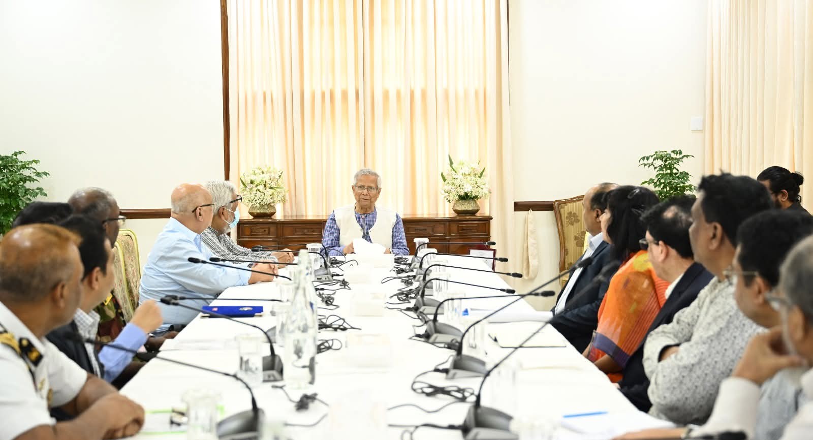 রাষ্ট্রীয় অতিথি ভবন যমুনায় চট্টগ্রাম নগরীর জলাবদ্ধতা সমস্যা নিরসন সংক্রান্ত একটি সভা অনুষ্ঠিত