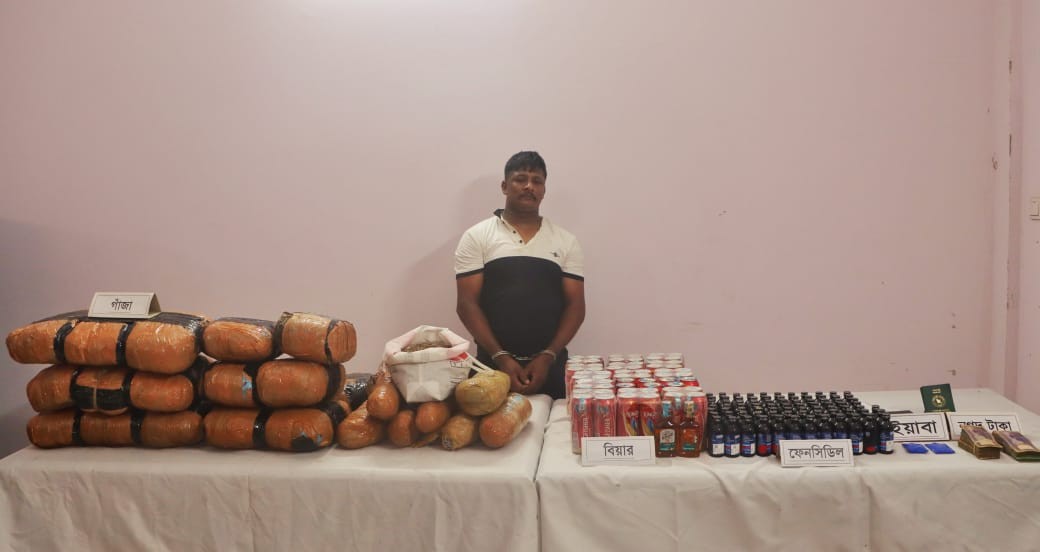 কুমিল্লার আলেখারচর থেকে বিপুল পরিমাণ মাদক ও নগদ অর্থসহ আটক ১