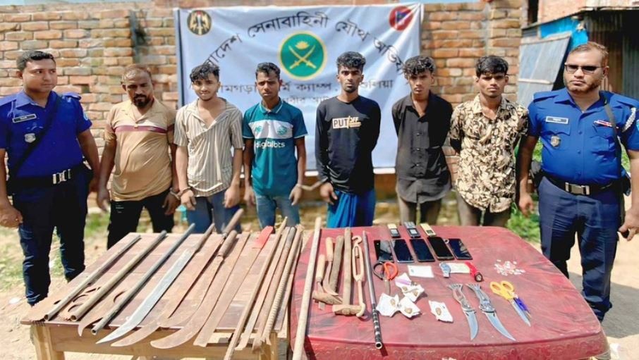 যৌথ বাহিনীর অভিযানে কিশোর গ্যাং লিডারসহ গ্রেপ্তার ৬