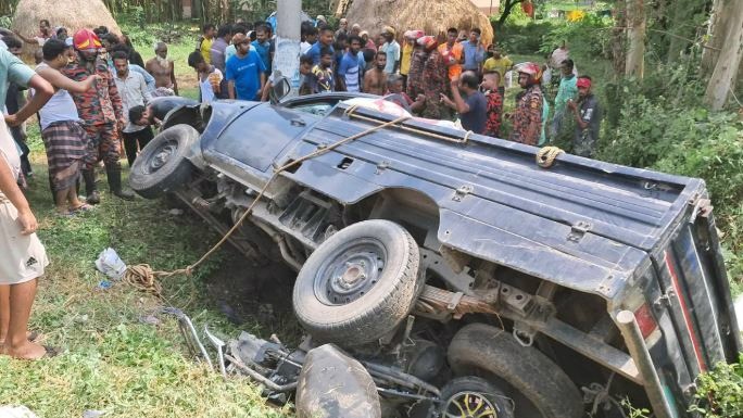 পিকআপভ্যানের ধাক্কায় প্রাণ গেল মা-মেয়ের