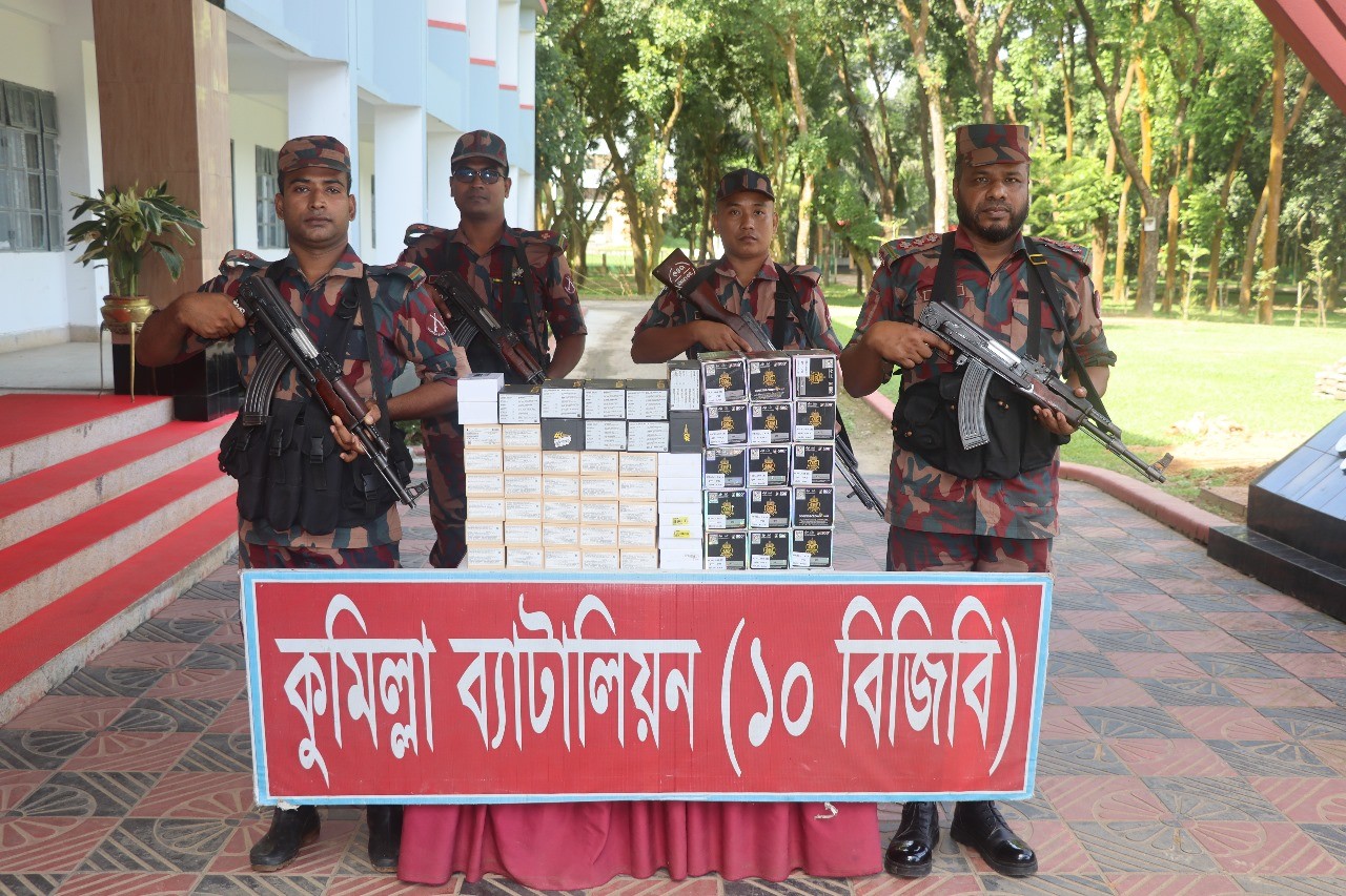 কুমিল্লা সীমান্তে ভারতীয় মোবাইল ও ডিসপ্লে জব্দ