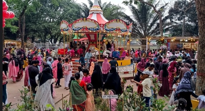 ঈদের খুশিতে কুমিল্লায় পার্কজুড়ে মানুষের উপচে পড়া ভিড়
