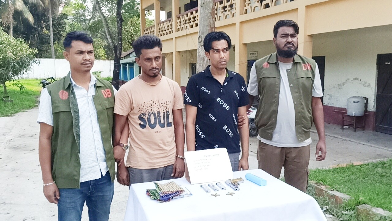 কুমিল্লায় বিদেশি পিস্তল, ম্যাগাজিন ও গুলিসহ মাদক নিরাময় কেন্দ্রের চেয়ারম্যান ও কর্মচারী গ্রেপ্তার