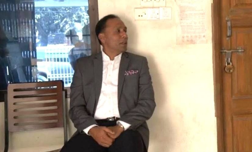 কার্যালয়ে আসেননি কর্মকর্তা ও কর্মচারীরা, বারান্দায় বসে ছিলেন প্রতিমন্ত্রী