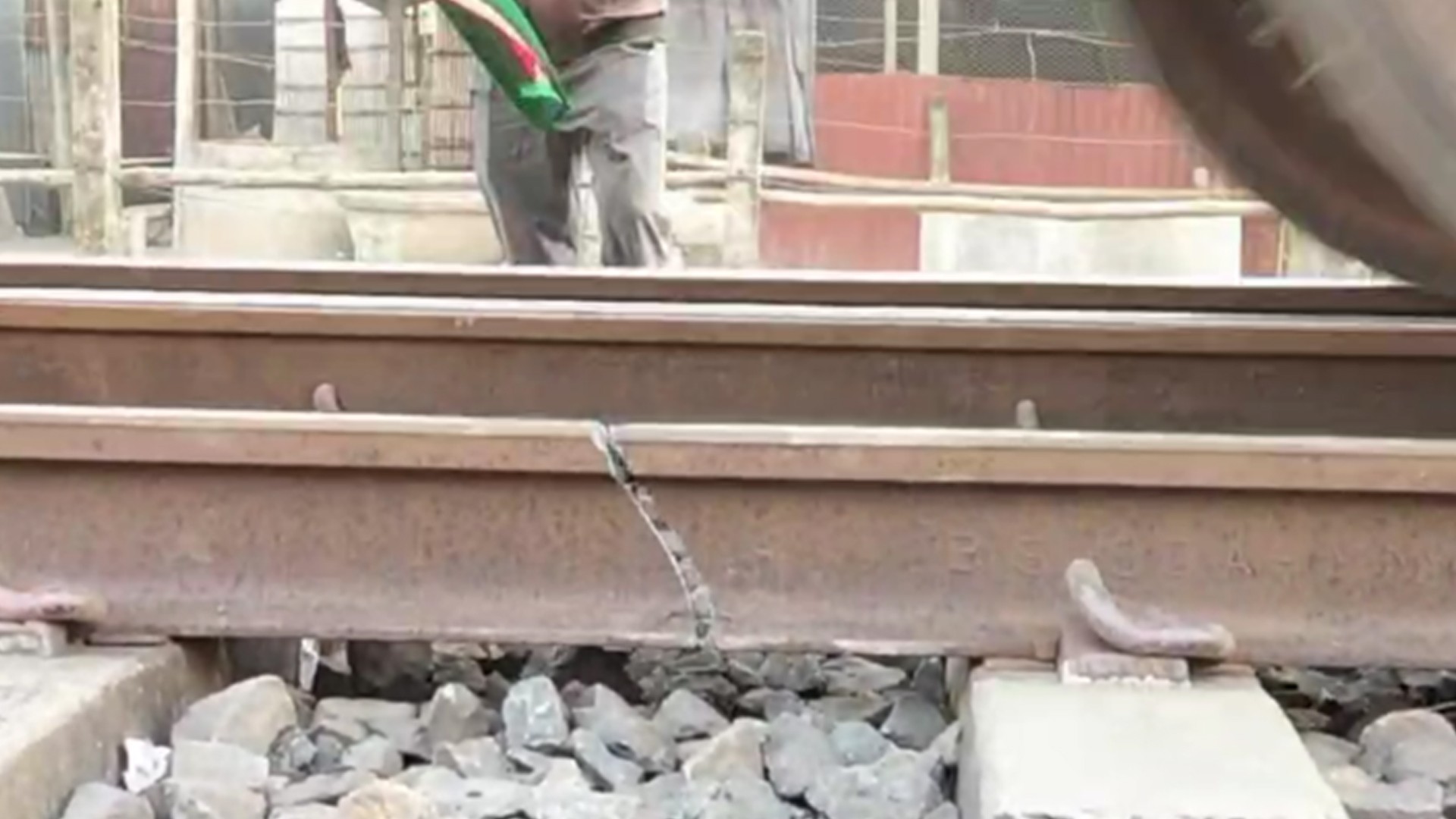 নাটোরে রেললাইনে ফাটল